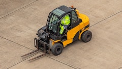 To better understand the opportunities and challenges influencing motive power decision-makers in 2024, here are the Top 4 forklift battery trends in 2024.