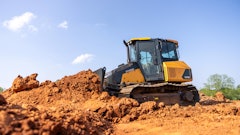 The undercarriage system of the HD100 includes dual-flange rollers outside the chain of the track and single-flange rollers inside the chain of the track to help the track stay on the undercarriage.