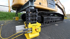 Based on Enerpac SCJ-Series Cube Jacks, the Enerpac cube jack lifting system enables lifting and holding of the entire cab, boom and arm, allowing the undercarriage to be safely removed.